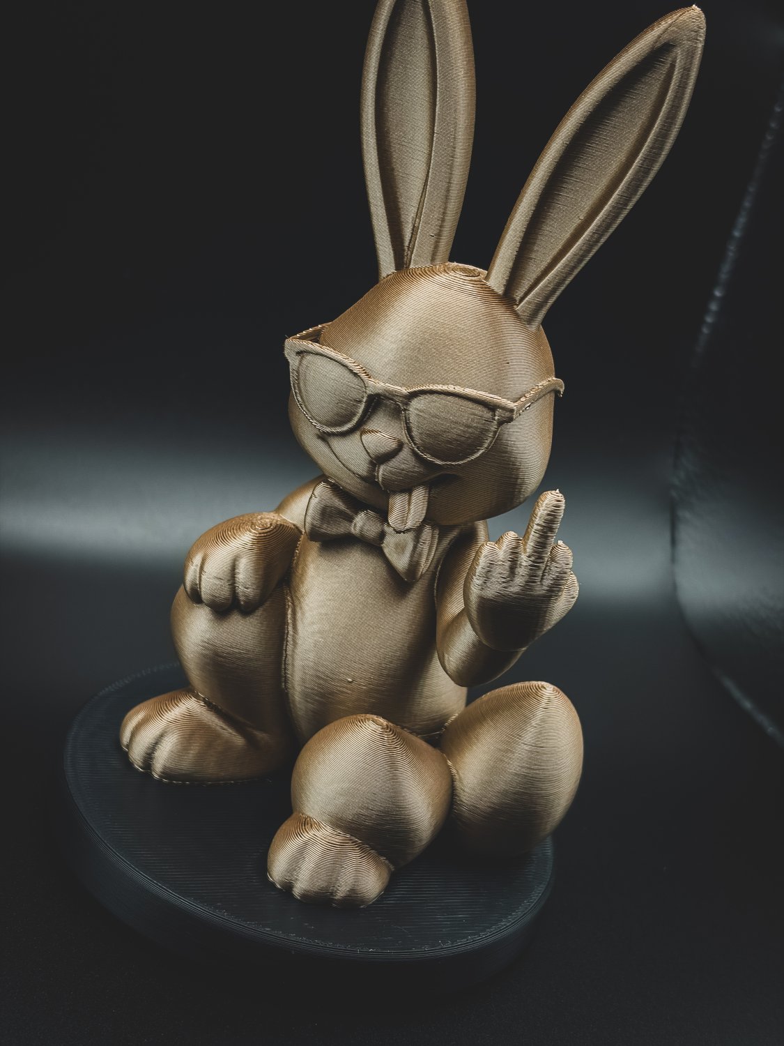 Frecher Osterhase Günther m. Sonnenbrille/Mittelfinger lustige Osterdeko Hasenfigur sarkastische Dekofigur Hase witzige Geschenkidee Ostern