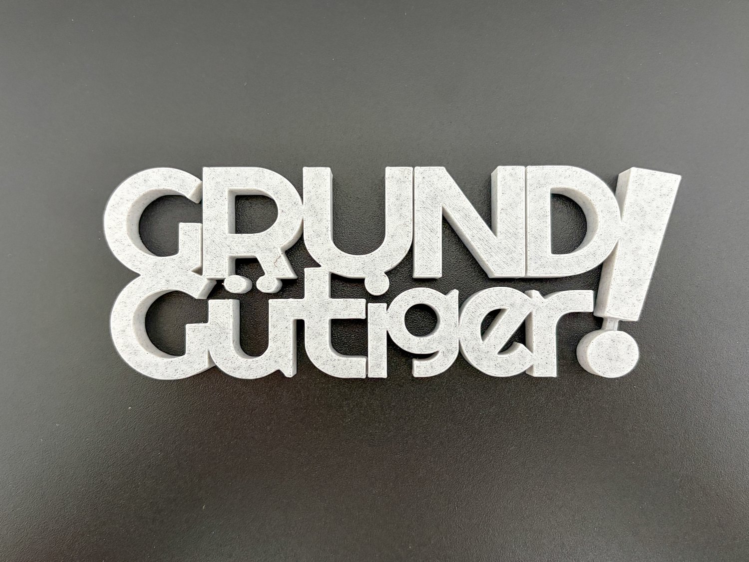 Grundgütiger Schriftzug Deko – 3D Druck freistehend – humorvolles Statement für Wohnzimmer, Büro oder Küche originelle Geschenkidee