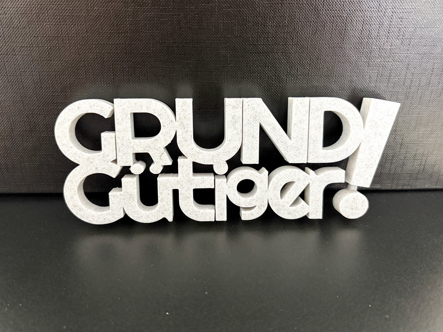 Grundgütiger Schriftzug Deko – 3D Druck freistehend – humorvolles Statement für Wohnzimmer, Büro oder Küche originelle Geschenkidee