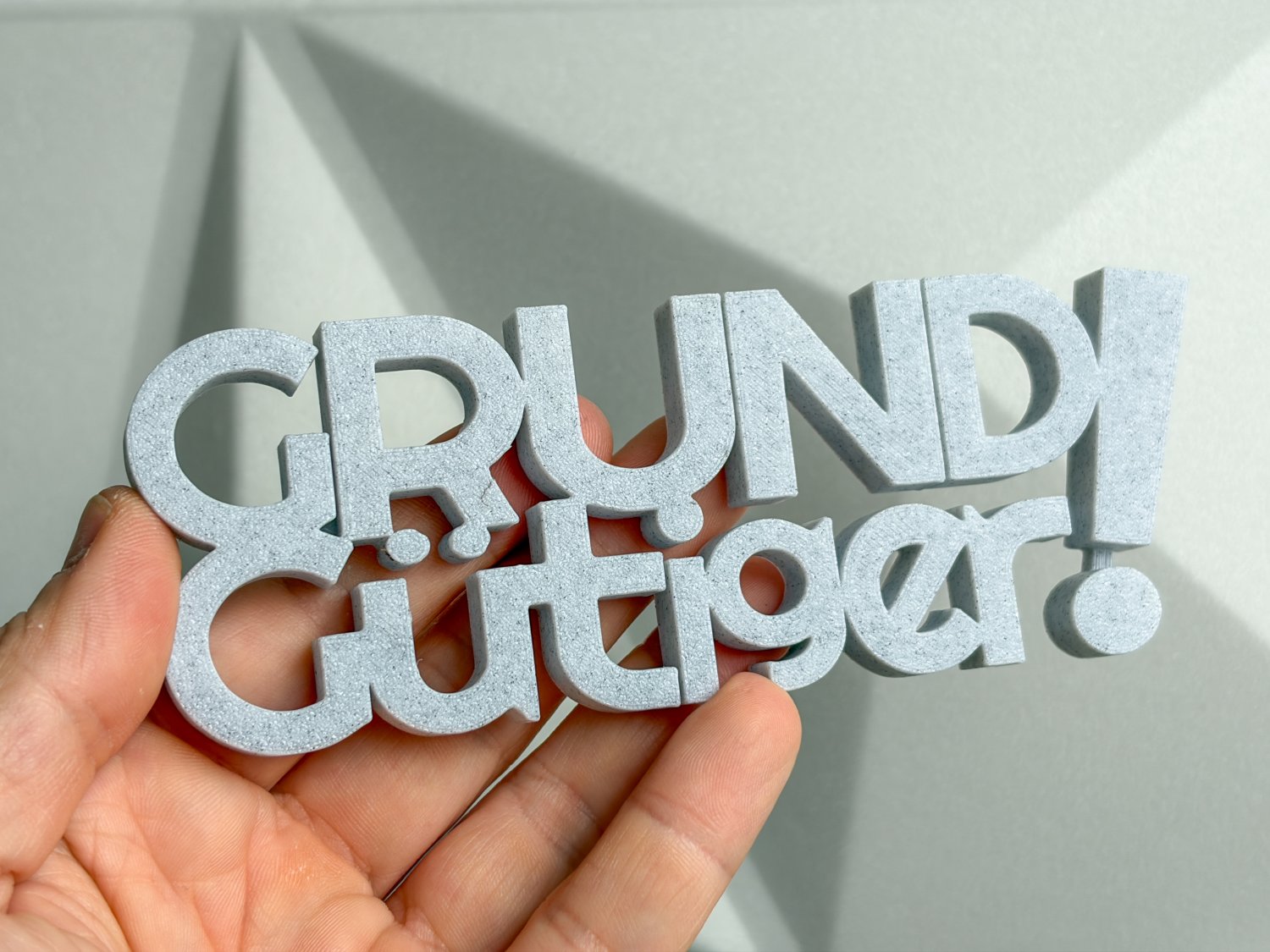 Grundgütiger Schriftzug Deko – 3D Druck freistehend – humorvolles Statement für Wohnzimmer, Büro oder Küche originelle Geschenkidee