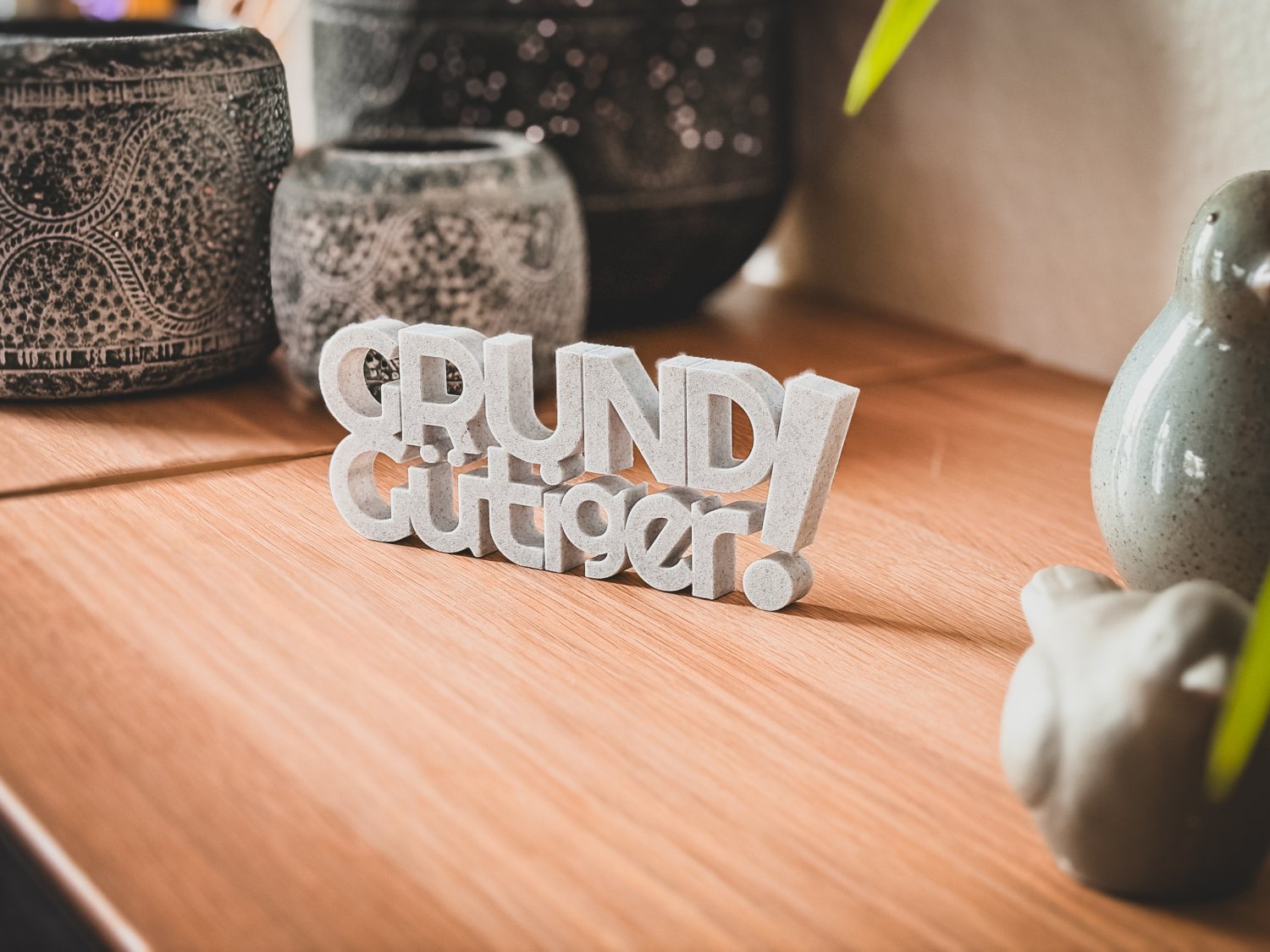 Grundgütiger Schriftzug Deko – 3D Druck freistehend – humorvolles Statement für Wohnzimmer, Büro oder Küche originelle Geschenkidee