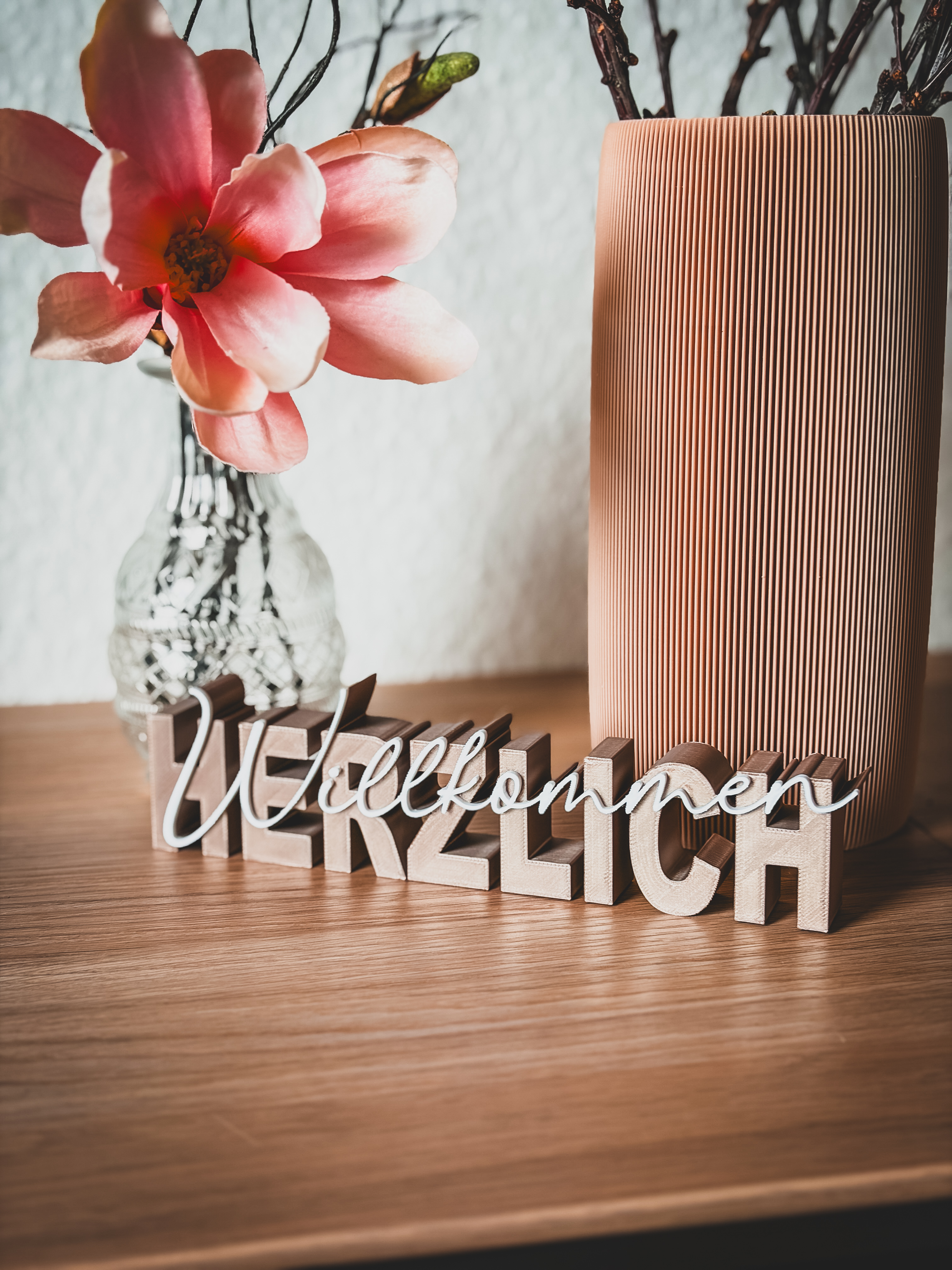 Herzlich Willkommen Schriftzug Deko freistehend – moderne Eingangs Deko Wohnzimmer Flur – stilvolle Wohn Deko Geschenk Idee