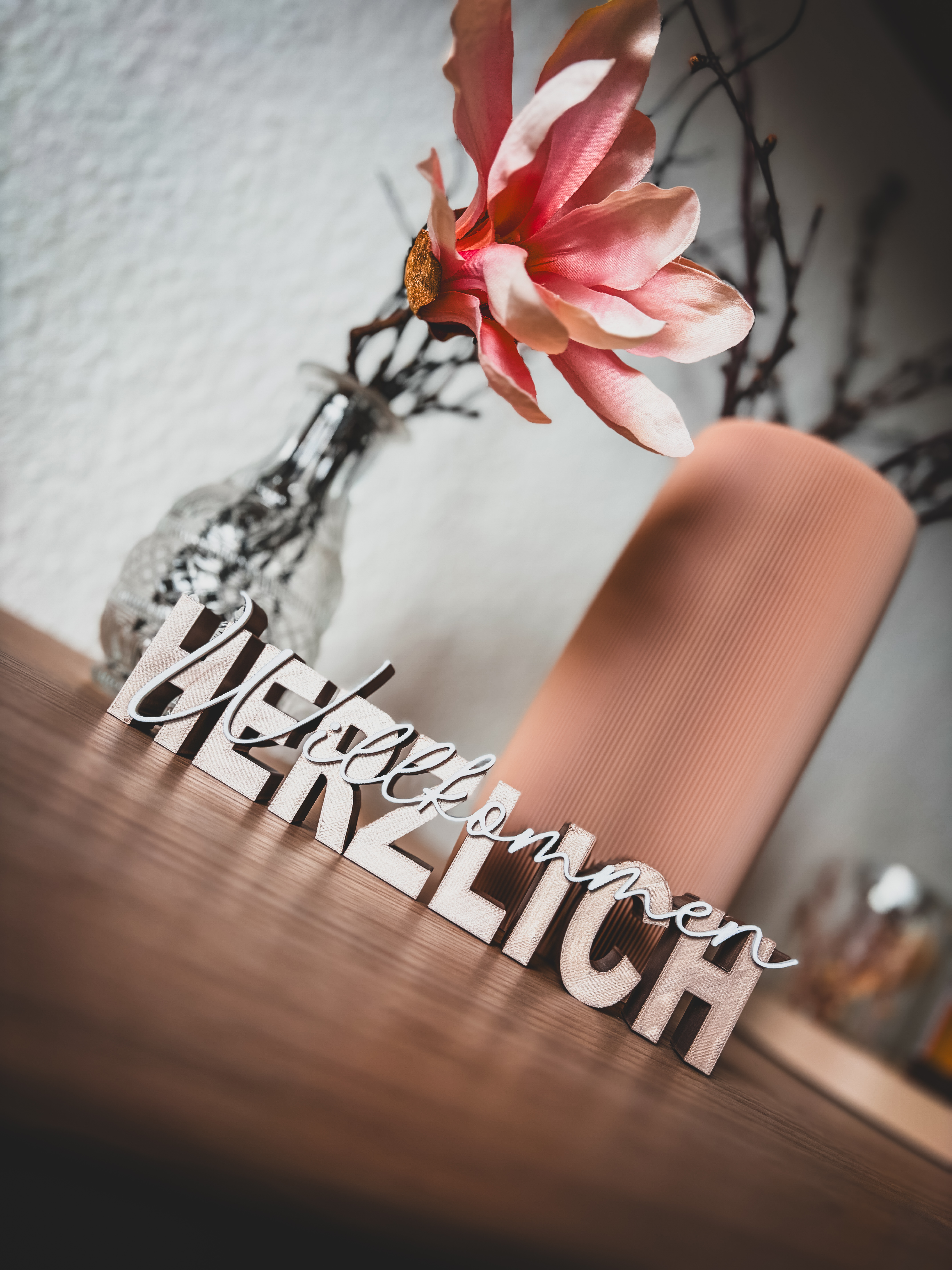 Herzlich Willkommen Schriftzug Deko freistehend – moderne Eingangs Deko Wohnzimmer Flur – stilvolle Wohn Deko Geschenk Idee