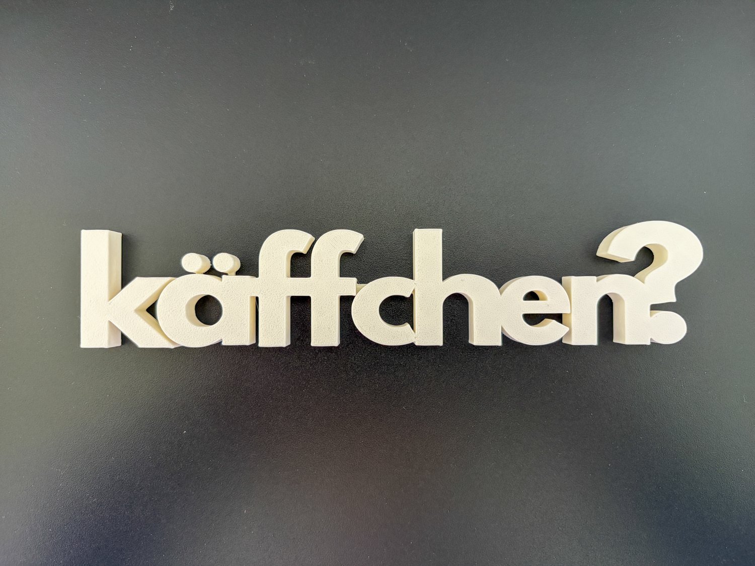 Käffchen Schriftzug Deko – 3D Druck freistehend – lustige Kaffee Dekoration für Küche & Büro – Geschenk Idee für Kaffeeliebhaber