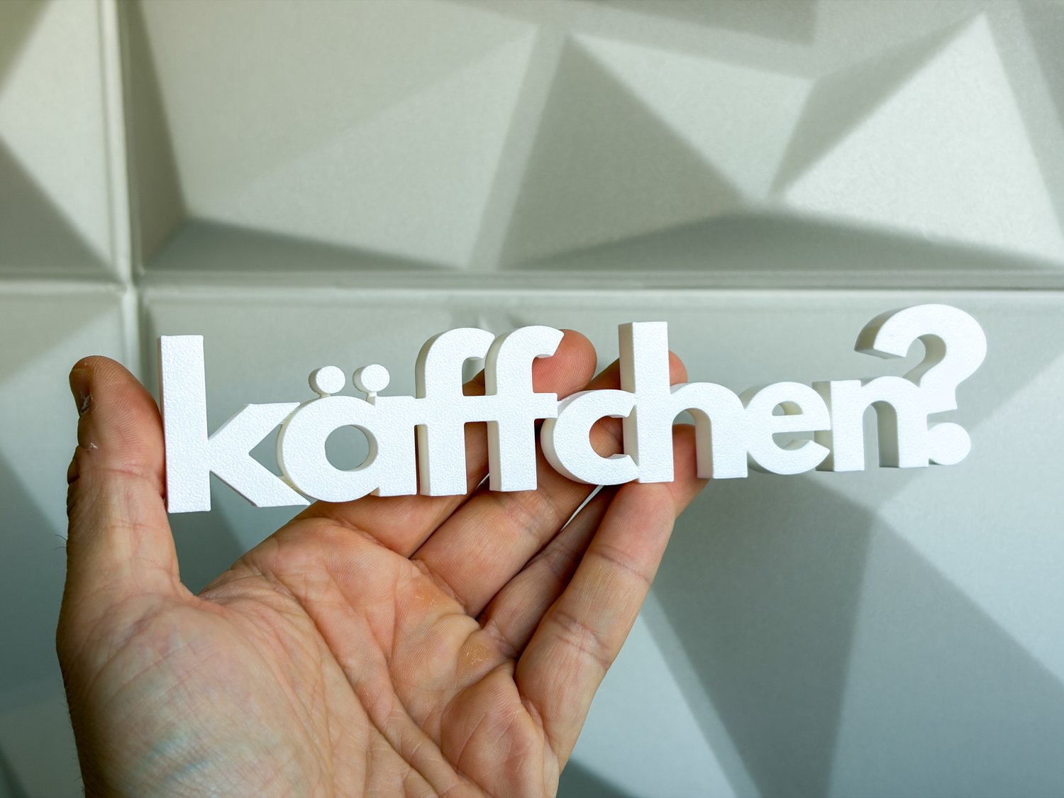 Käffchen Schriftzug Deko – 3D Druck freistehend – lustige Kaffee Dekoration für Küche & Büro – Geschenk Idee für Kaffeeliebhaber
