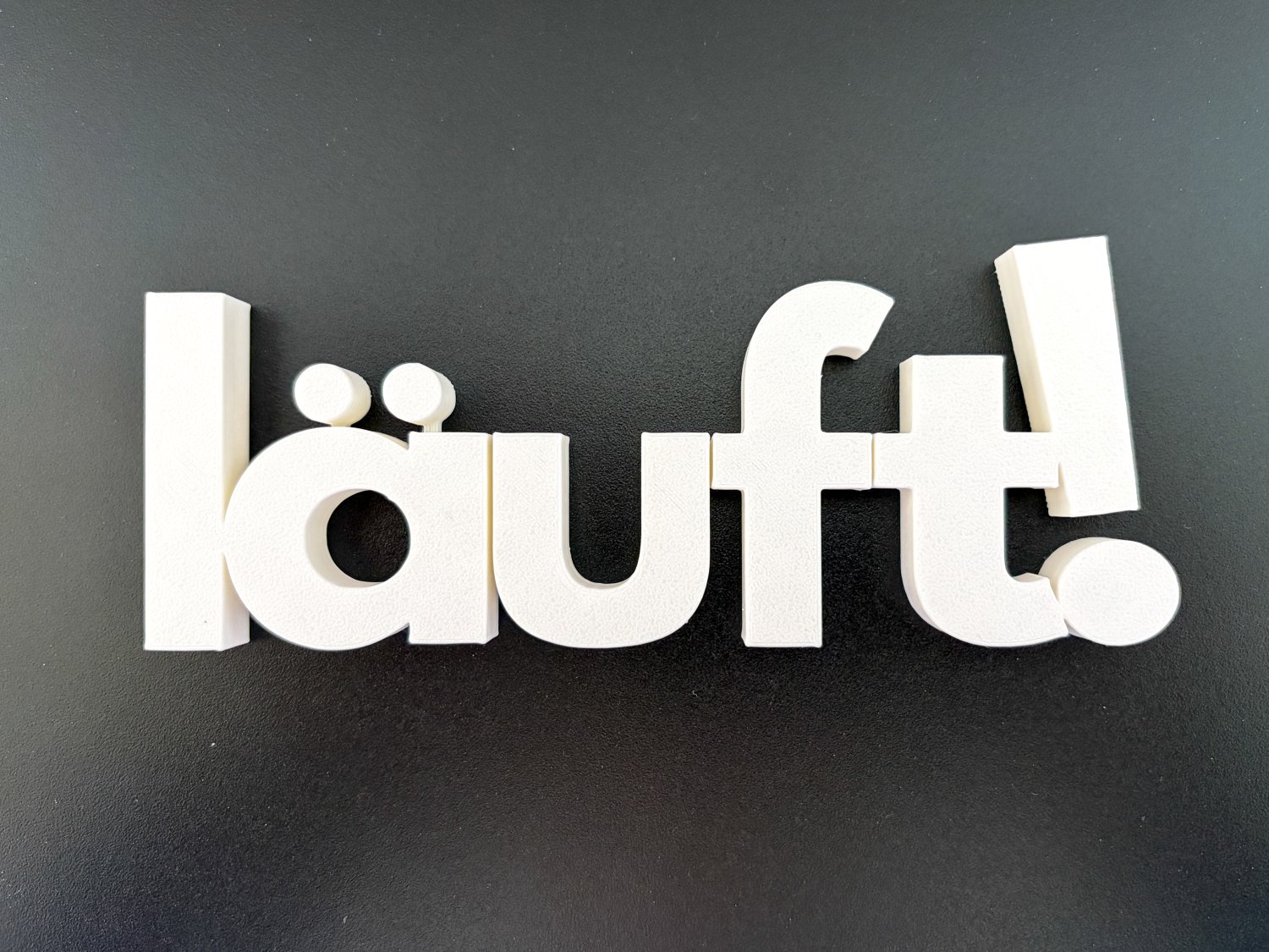 läuft Schriftzug Deko – 3D Druck freistehend – modernes Statement für Wohnzimmer, Büro oder Studio – lustige Geschenkidee