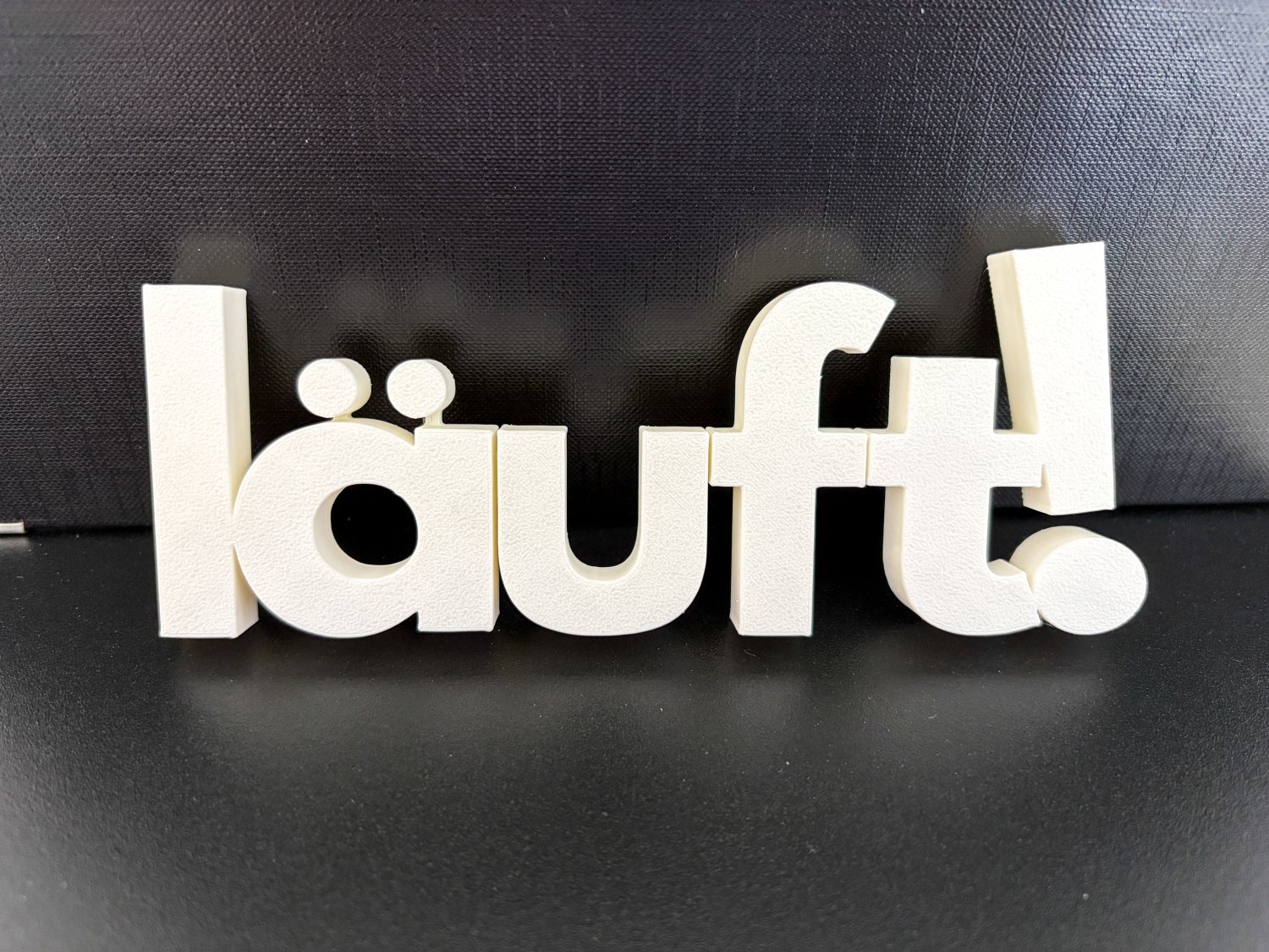 läuft Schriftzug Deko – 3D Druck freistehend – modernes Statement für Wohnzimmer, Büro oder Studio – lustige Geschenkidee