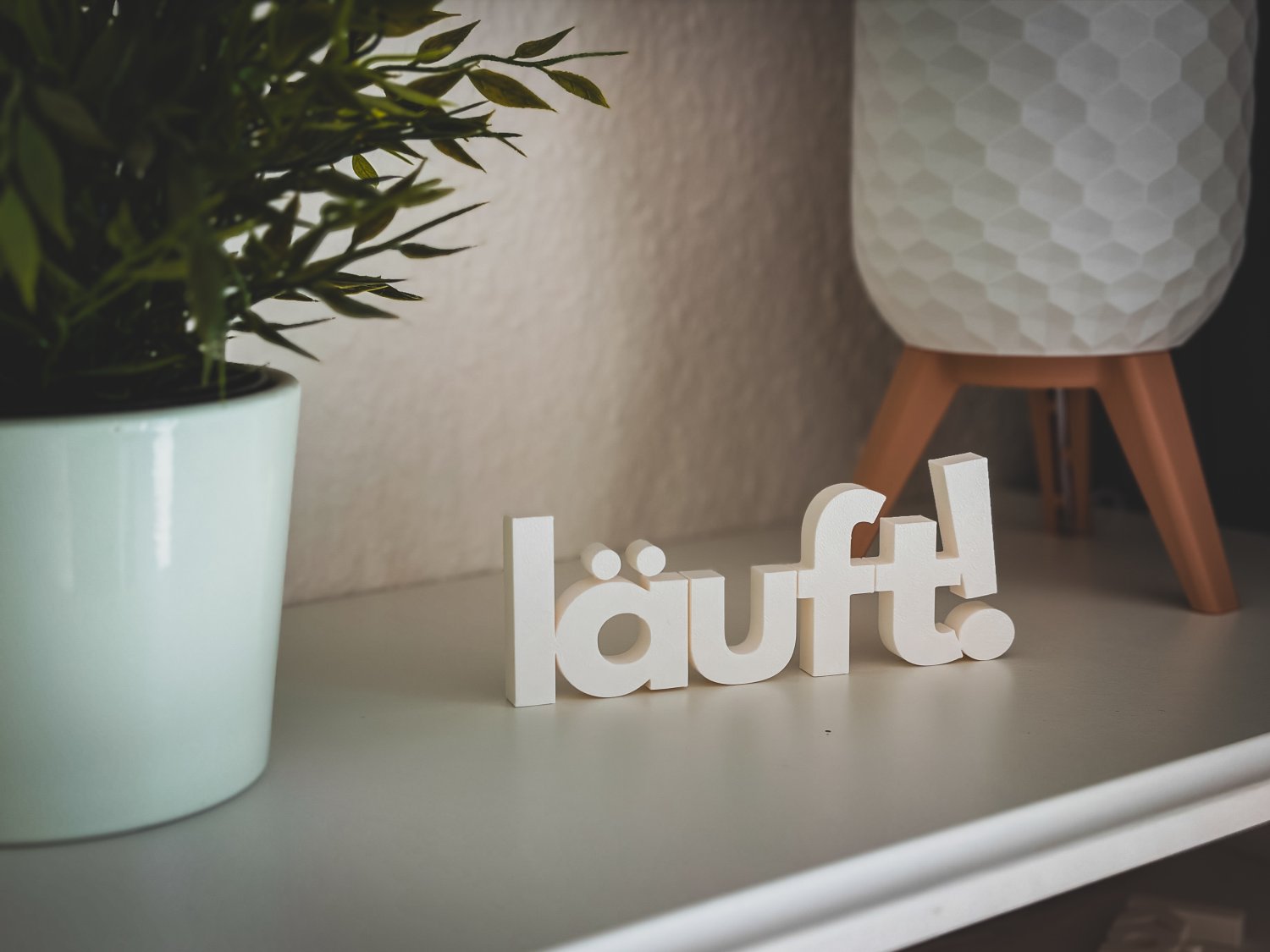 läuft Schriftzug Deko – 3D Druck freistehend – modernes Statement für Wohnzimmer, Büro oder Studio – lustige Geschenkidee