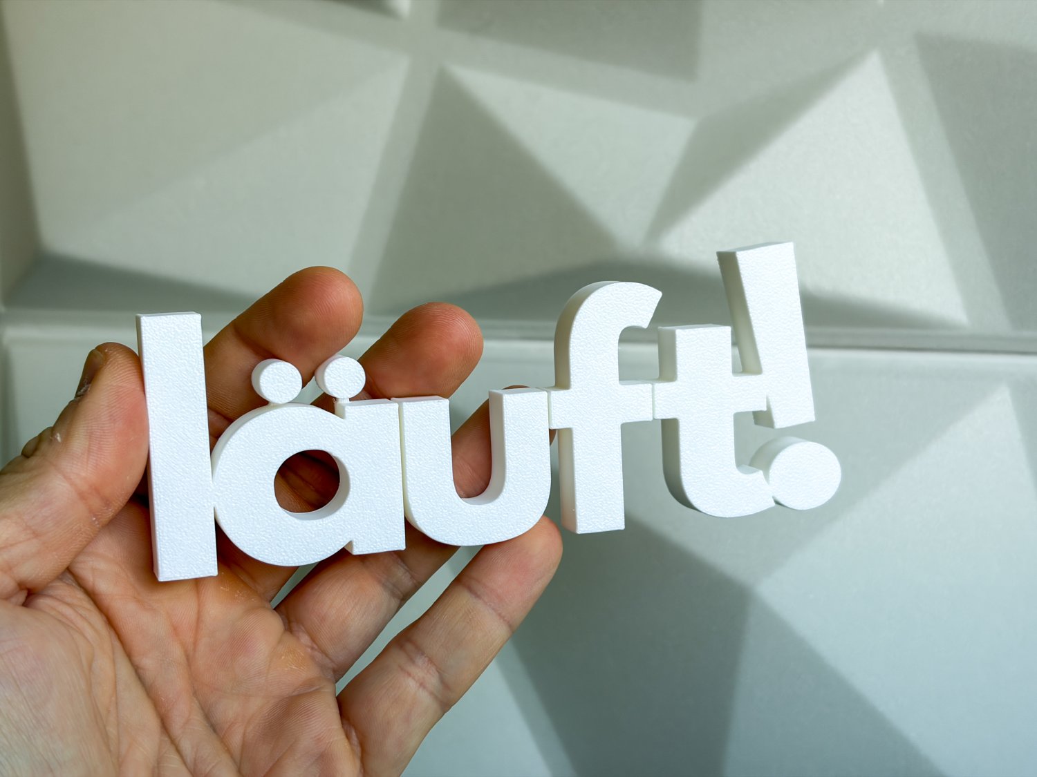 läuft Schriftzug Deko – 3D Druck freistehend – modernes Statement für Wohnzimmer, Büro oder Studio – lustige Geschenkidee