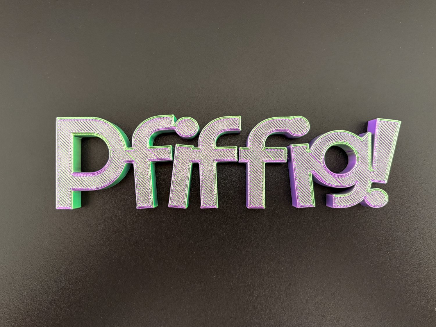 Pfiffig Schriftzug Deko – 3D Druck freistehend – modernes Statement für Wohnzimmer, Büro oder kreative Räume – originelle Geschenkidee