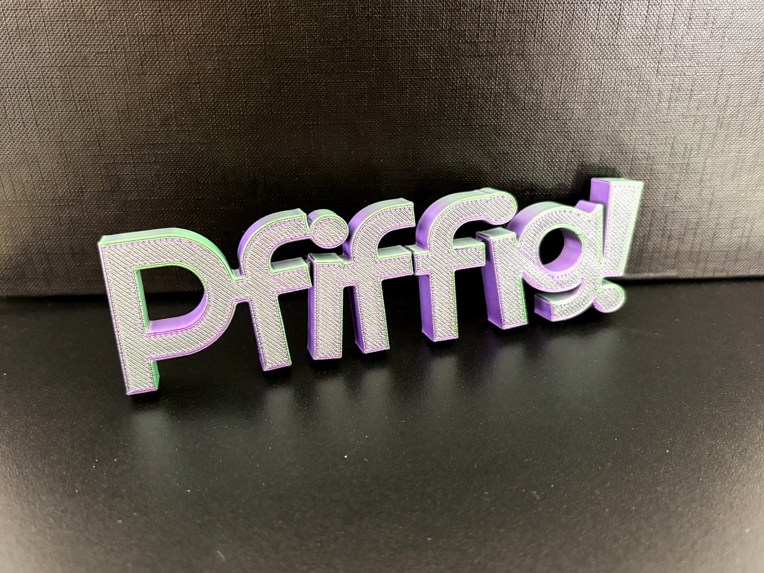 Pfiffig Schriftzug Deko – 3D Druck freistehend – modernes Statement für Wohnzimmer, Büro oder kreative Räume – originelle Geschenkidee
