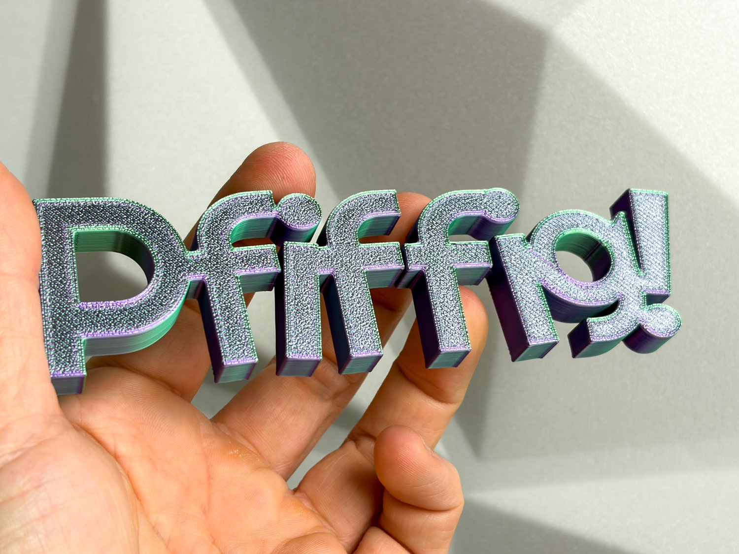 Pfiffig Schriftzug Deko – 3D Druck freistehend – modernes Statement für Wohnzimmer, Büro oder kreative Räume – originelle Geschenkidee