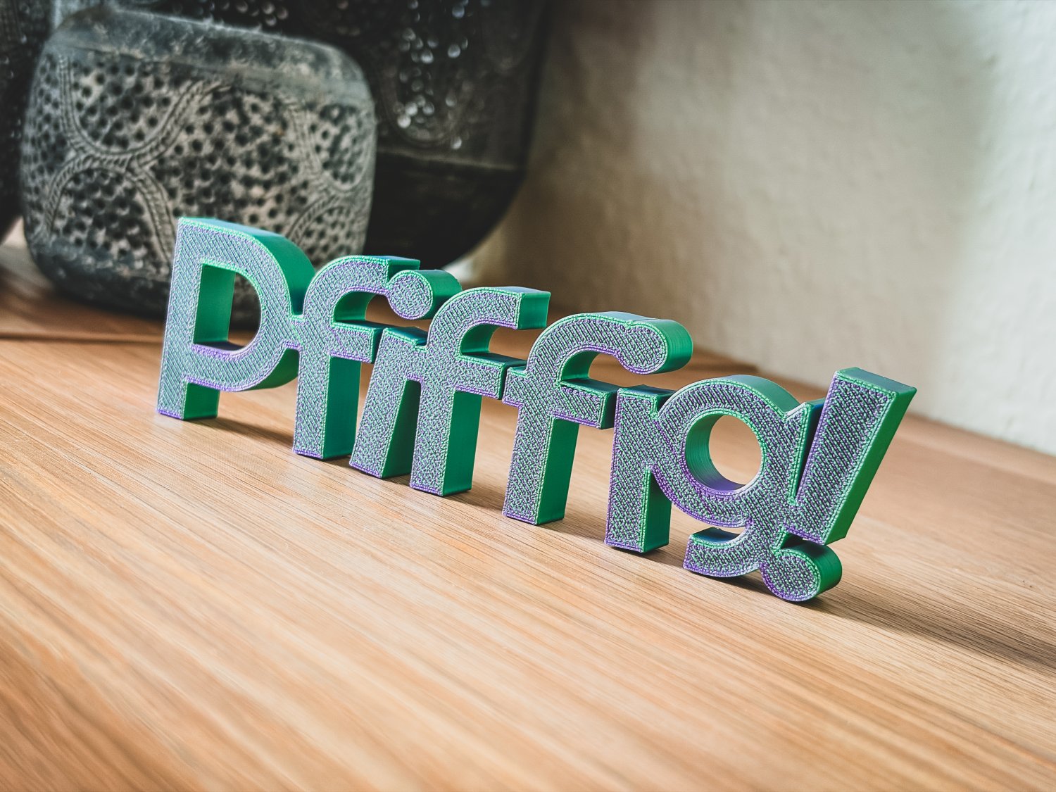 Pfiffig Schriftzug Deko – 3D Druck freistehend – modernes Statement für Wohnzimmer, Büro oder kreative Räume – originelle Geschenkidee