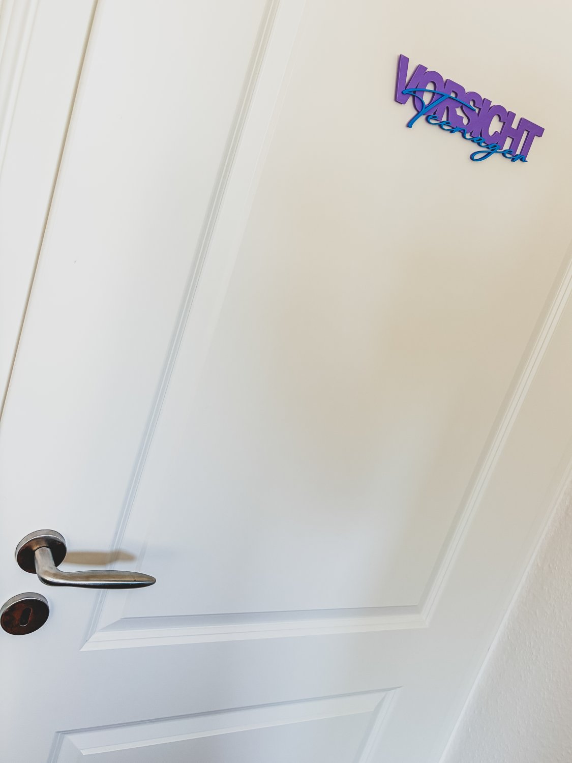 Vorsicht Teenager Türschild selbstklebend für Jugendzimmer – lustige Tür Deko Teenie Zimmer – Geschenk Idee für Jungen und Mädchen Zimmer