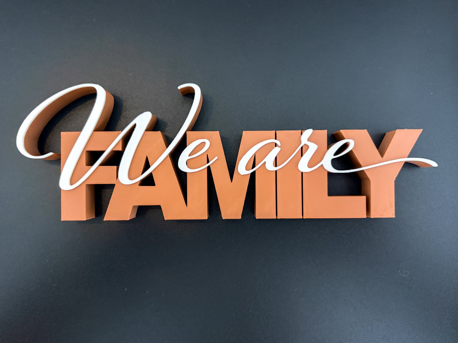 We are Family Deko Schriftzug – 3D Druck freistehend zweifarbig – moderne Familien Dekoration für Wohnzimmer – Geschenk Idee Familie