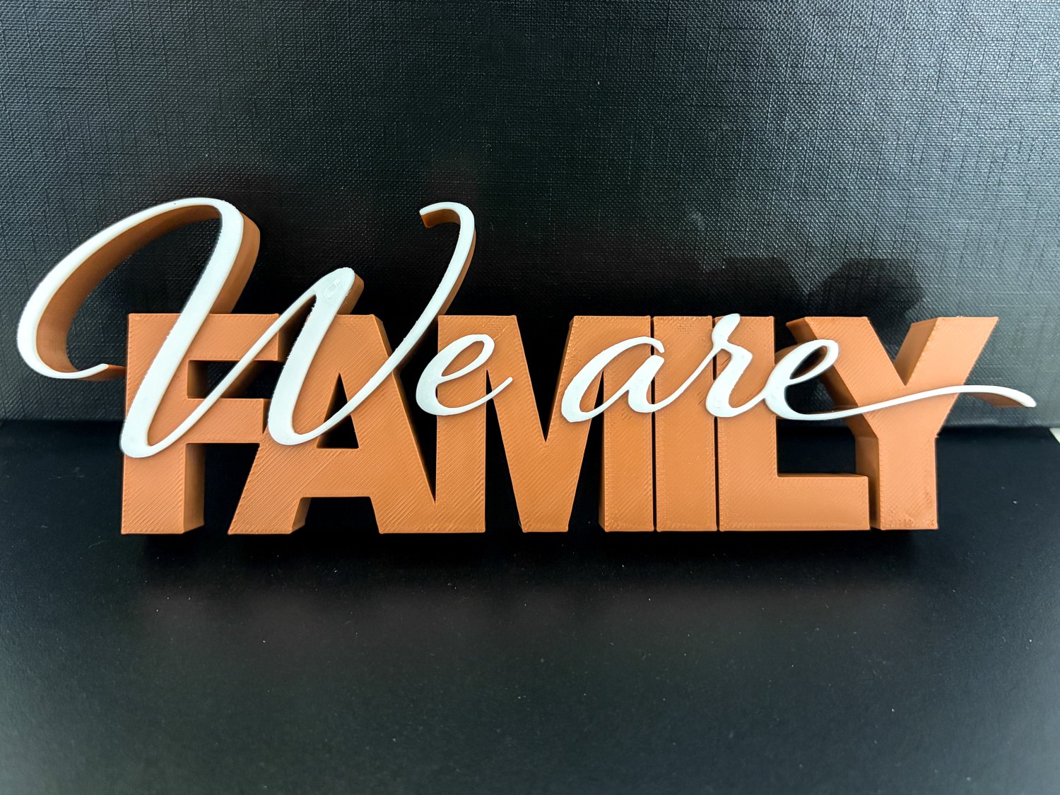 We are Family Deko Schriftzug – 3D Druck freistehend zweifarbig – moderne Familien Dekoration für Wohnzimmer – Geschenk Idee Familie