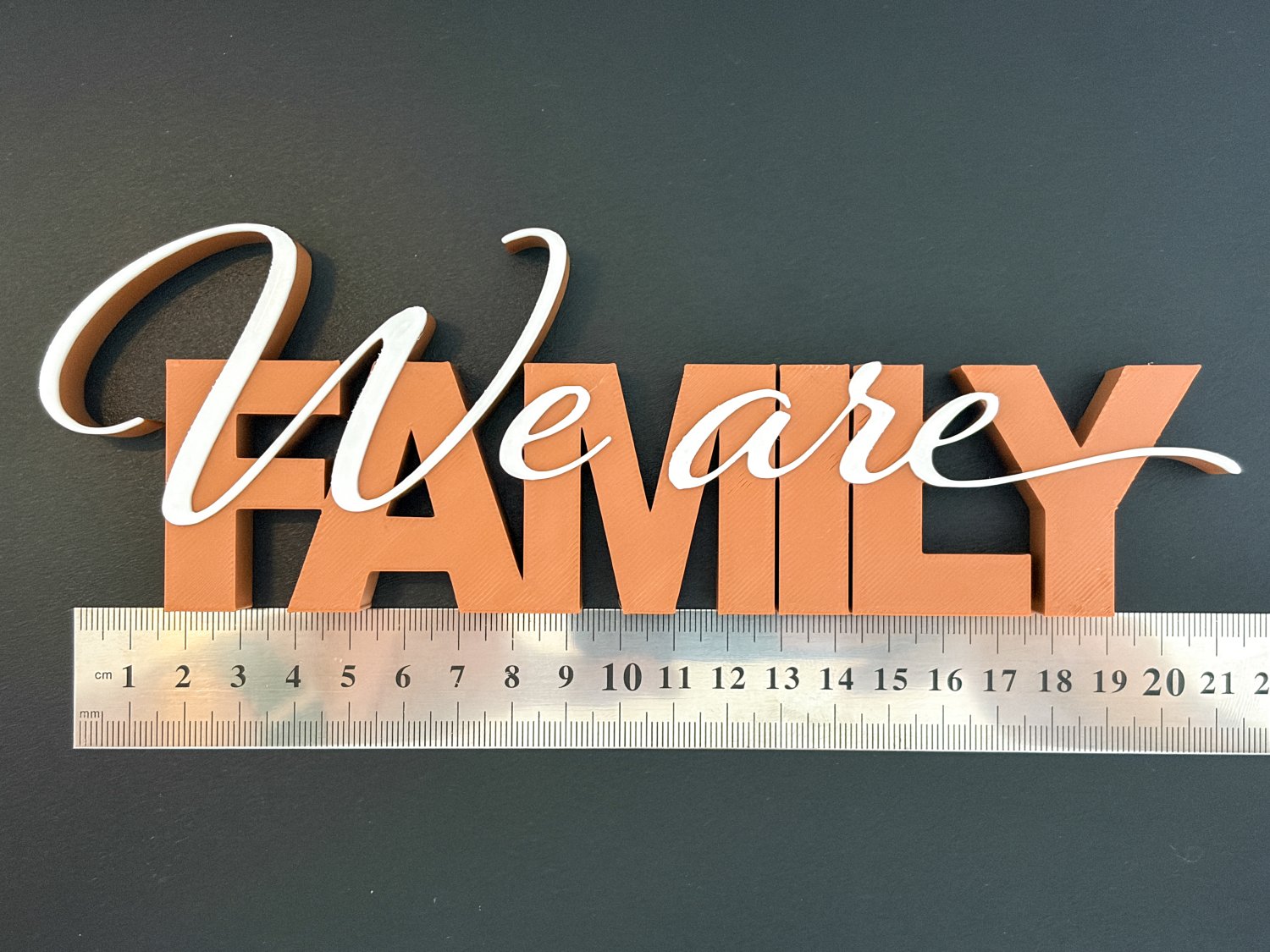 We are Family Deko Schriftzug – 3D Druck freistehend zweifarbig – moderne Familien Dekoration für Wohnzimmer – Geschenk Idee Familie