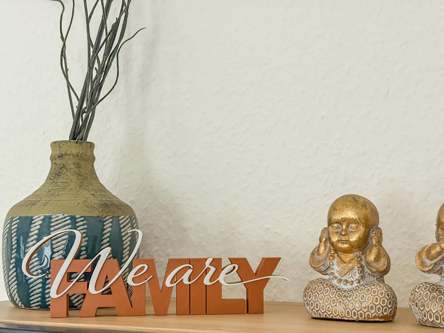 We are Family Deko Schriftzug – 3D Druck freistehend zweifarbig – moderne Familien Dekoration für Wohnzimmer – Geschenk Idee Familie