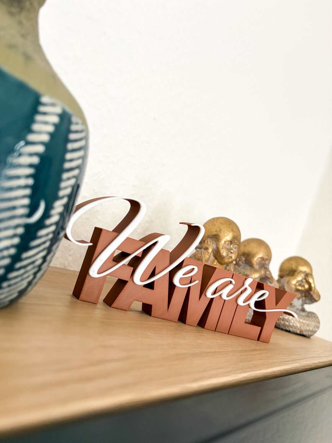 We are Family Deko Schriftzug – 3D Druck freistehend zweifarbig – moderne Familien Dekoration für Wohnzimmer – Geschenk Idee Familie