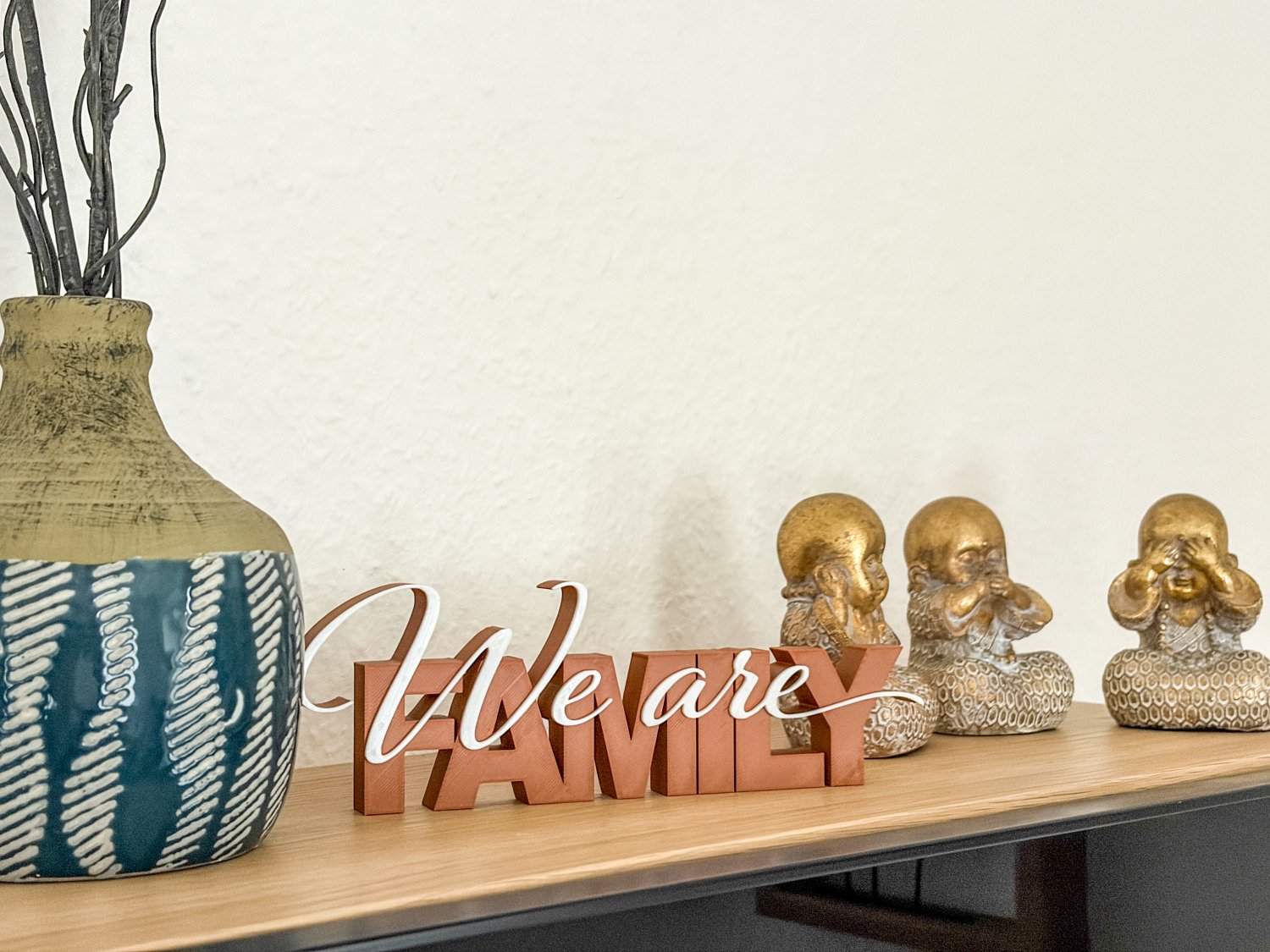 We are Family Deko Schriftzug – 3D Druck freistehend zweifarbig – moderne Familien Dekoration für Wohnzimmer – Geschenk Idee Familie