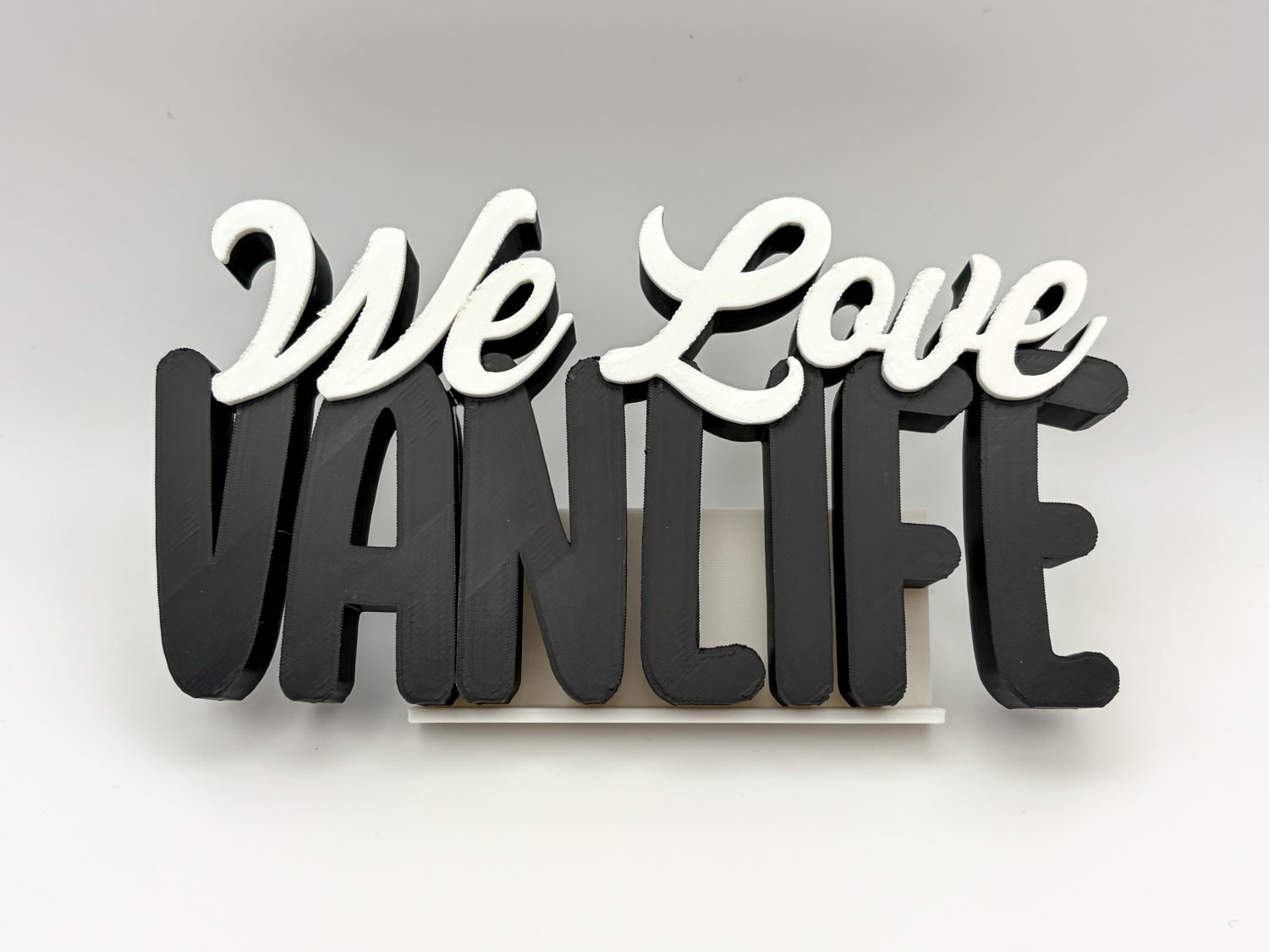 We Love Vanlife Schriftzug Deko – 3D Druck freistehend – Camper Deko für Wohnmobil, Campervan oder Vanlife Fans – Geschenk Camping